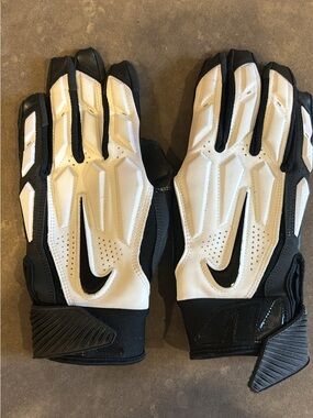 Nike Men's Black and White Performance Football Gloves